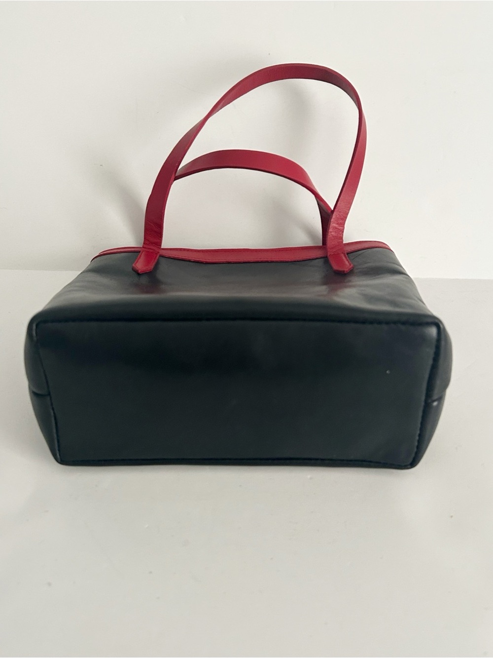 Moda Two-Tone Black and Red Faux Leather Tote - Picture 4 of 6